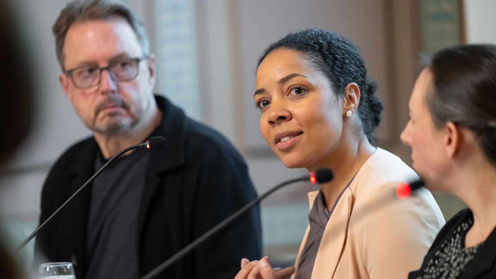 Wie kann erfolgreiche Nachwuchsförderung aussehen? Diskussion am Jubiläumsanlass mit Michael Grotzer, Uchenna Kennedy und Jeanne Moor. (Bilder: Frank Brüderli)
